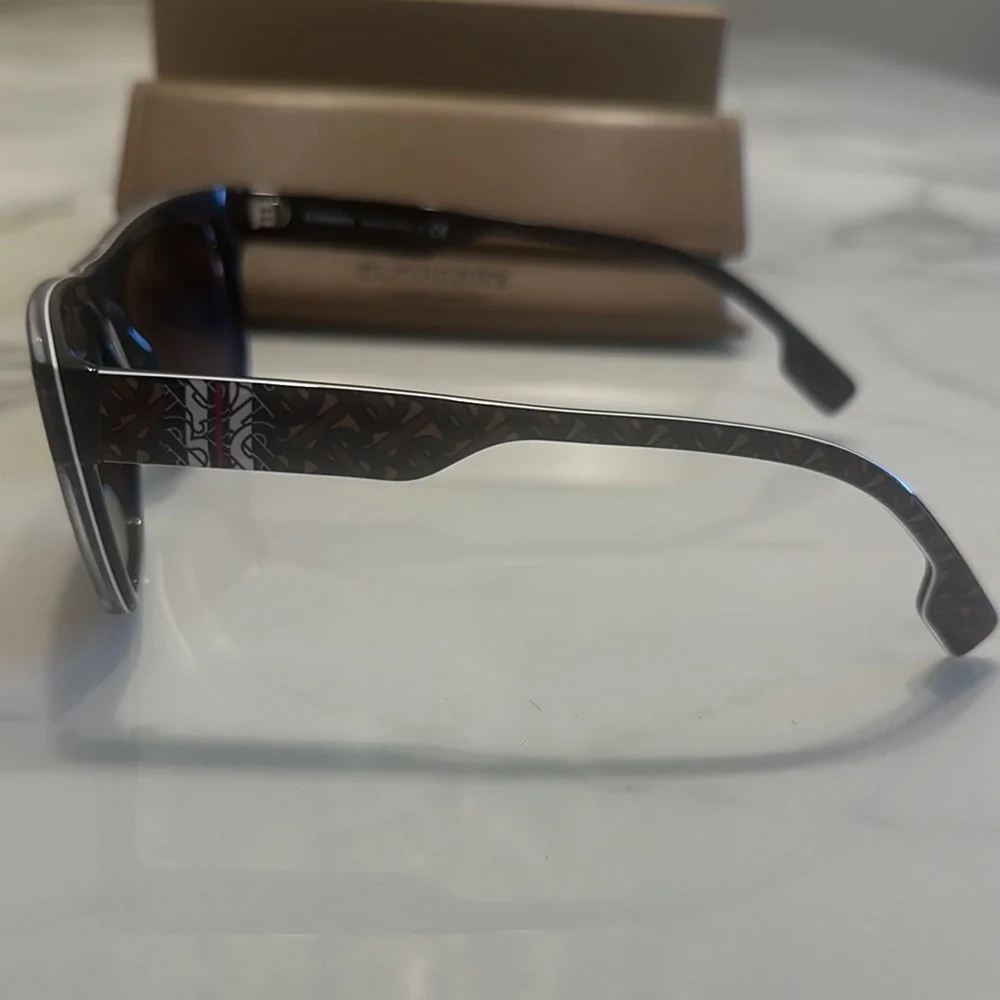 AUTHENTIC BURBERRY Sunglasses